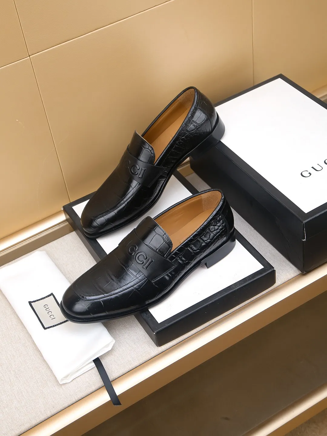Men's men's shoes 💰460 🆘【GUCCI】Gucci ·🐂里· Hot-selling beanie shoes, top brand luxury, top quality, latest fashion beanie shoes.. The upper is made of original high mercerized smooth cow suede. (Full top layer water-dyed 🐂 leather and lining). The original stylish and stylish soft rubber wear-resistant and non-slip outsole is light and comfortable on the foot, available in 2 colors! Matching code: 39-44 (customized at 38.39.46.47)